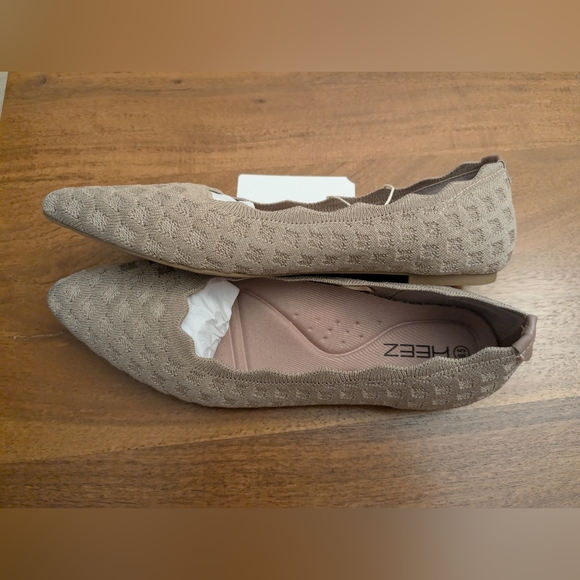 Women's Tan Flats Heez Size 9.5 - New - Picture 3 of 4